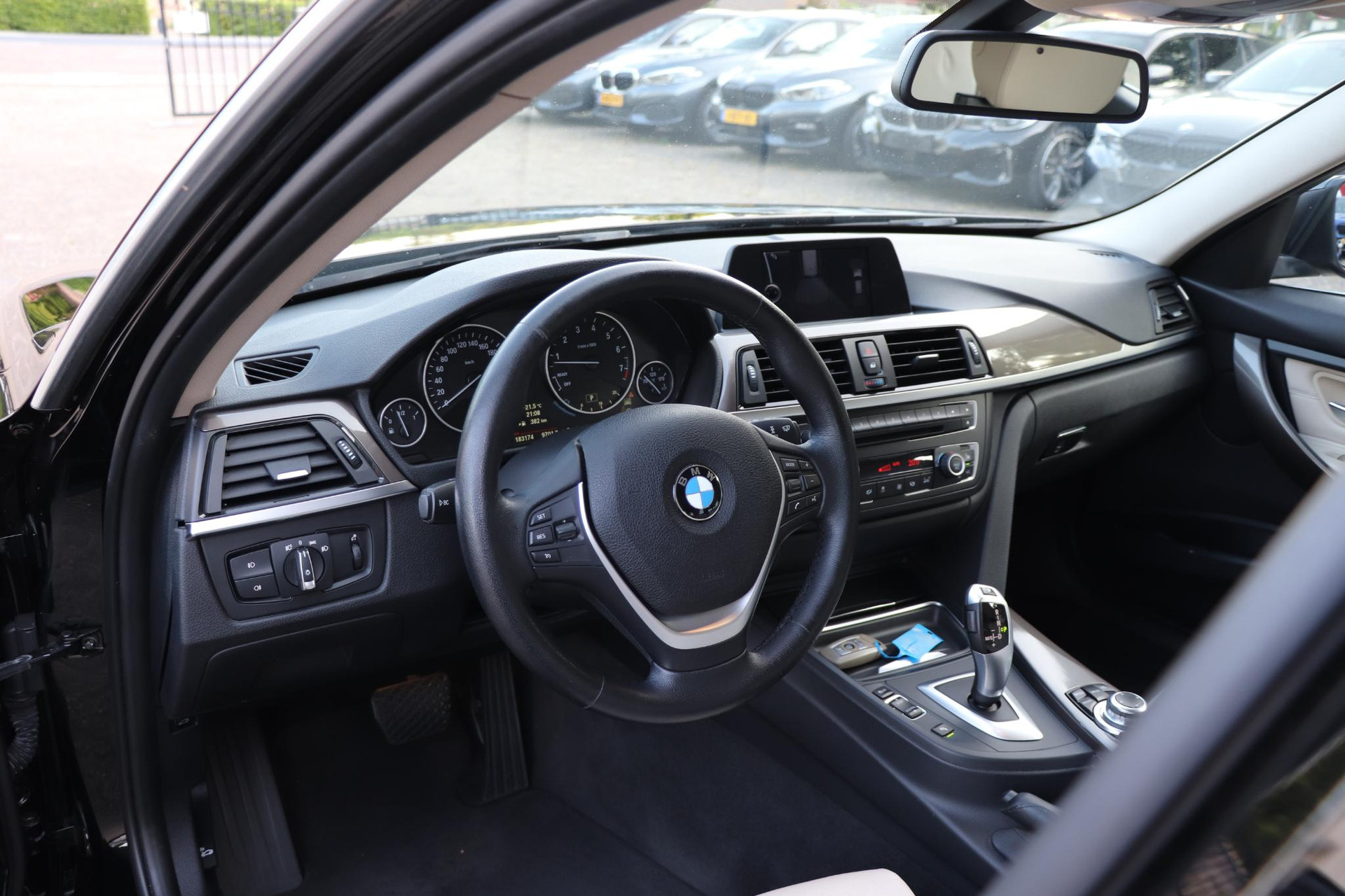 45823153-10.jpg